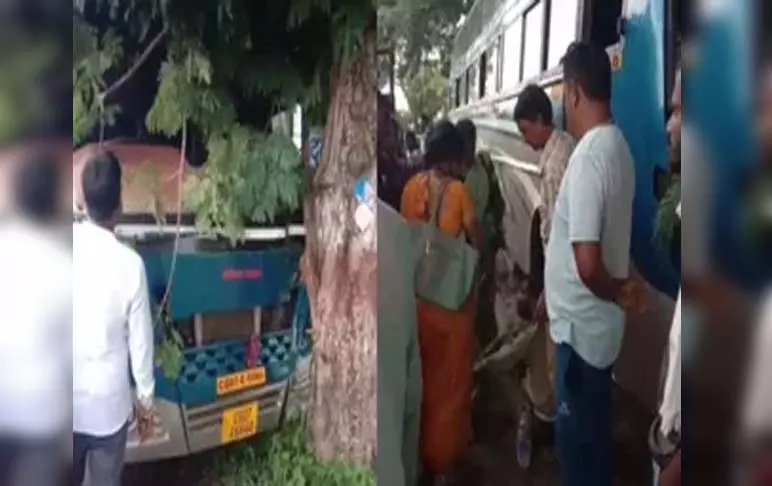 बालोद में बड़ा हादसा टला: 40 यात्रियों से भरी बस पेड़ से टकराई, 5 घायल बालोद में बड़ा हादसा टला: 40 यात्रियों से भरी बस पेड़ से टकराई, 5 घायल