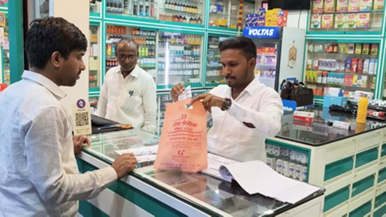 लातूर में जनऔषधि केंद्र गरीबों का सहारा, सस्ती दवाओं से मिल रही राहत लातूर में जनऔषधि केंद्र गरीबों का सहारा, सस्ती दवाओं से मिल रही राहत