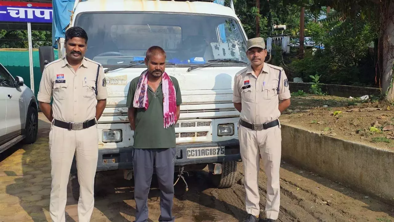 बड़ी कार्रवाई: मवेशी तस्करी में प्रयुक्त माजदा वाहन जब्त, आरोपी गिरफ्तार बड़ी कार्रवाई: मवेशी तस्करी में प्रयुक्त माजदा वाहन जब्त, आरोपी गिरफ्तार