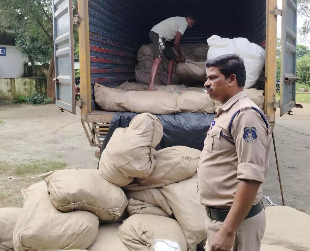 अवैध गुटखा परिवहन मामले में ट्रक मालिक पर 30 लाख का जुर्माना अवैध गुटखा परिवहन मामले में ट्रक मालिक पर 30 लाख का जुर्माना