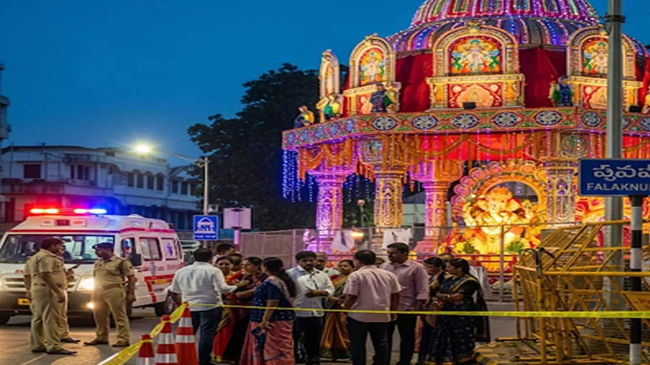 गणेश पंडाल पर बैनर हटाते समय 33 वर्षीय युवक की करंट लगने से मौत गणेश पंडाल पर बैनर हटाते समय 33 वर्षीय युवक की करंट लगने से मौत