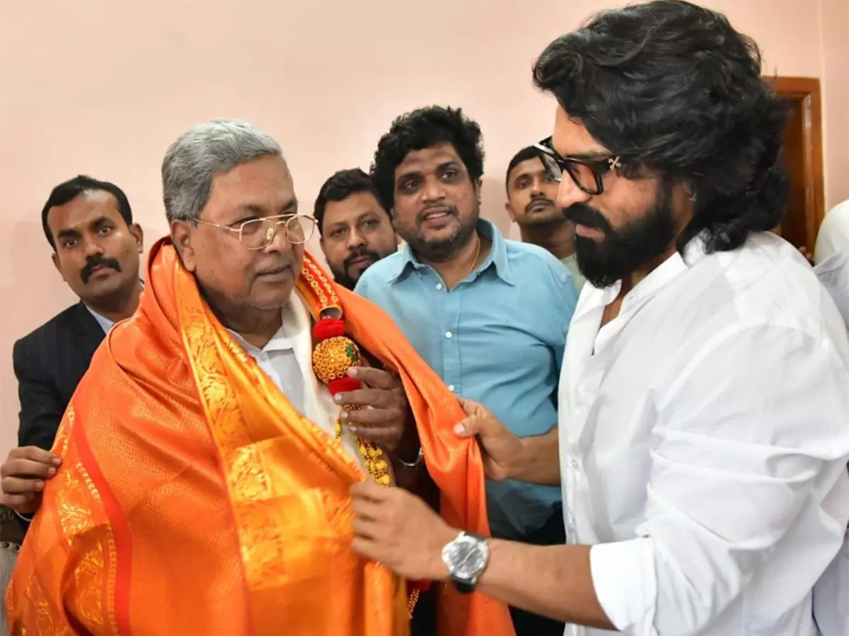 पेड्डी की शूटिंग के दौरान राम चरण ने मैसूर में कर्नाटक के CM सिद्धारमैया से की मुलाकात पेड्डी की शूटिंग के दौरान राम चरण ने मैसूर में कर्नाटक के CM सिद्धारमैया से की मुलाकात