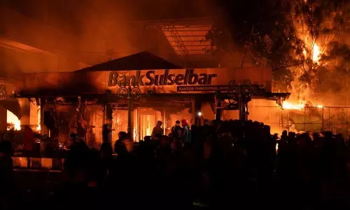 इंडोनेशिया में क्षेत्रीय संसद भवन में भीड़ द्वारा आग लगाने से 3 की मौत, 5 घायल
