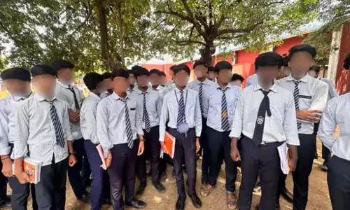 नवोदय स्कूल में हॉस्टल वार्डन और टीचर की दबंगई, शोर करने पर स्टूडेंट्स को रॉड से पीटा नवोदय स्कूल में हॉस्टल वार्डन और टीचर की दबंगई, शोर करने पर स्टूडेंट्स को रॉड से पीटा