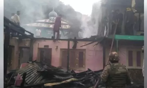 उत्तरी कश्मीर: करनाह में आग से ऐतिहासिक मदरसा राख उत्तरी कश्मीर: करनाह में आग से ऐतिहासिक मदरसा राख