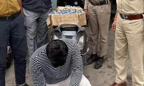 Indore : स्कूटर पर हजारों रुपये की अवैध शराब ले जा रहा व्यक्ति गिरफ्तार Indore : स्कूटर पर हजारों रुपये की अवैध शराब ले जा रहा व्यक्ति गिरफ्तार