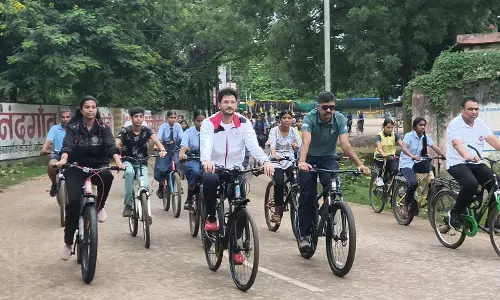 कलेक्टर, अधिकारी और स्कूली बच्चों ने की सायकिलिंग कलेक्टर, अधिकारी और स्कूली बच्चों ने की सायकिलिंग