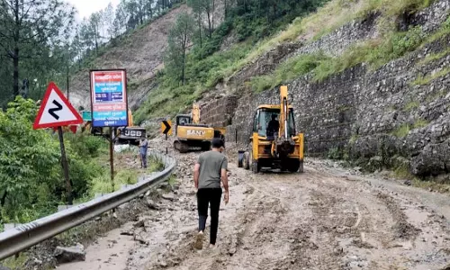 Uttarakhnad: ज्योतिर्मठ-मलारी राजमार्ग पर पुल बह गया Uttarakhnad: ज्योतिर्मठ-मलारी राजमार्ग पर पुल बह गया