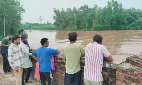 Fatehabad में भारी बारिश के बाद घग्गर नदी उफान पर, किसानों ने लगाया मदद न मिलने का आरोप Fatehabad में भारी बारिश के बाद घग्गर नदी उफान पर, किसानों ने लगाया मदद न मिलने का आरोप
