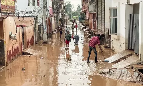 अंबाला की कॉलोनियों से टंगरी का पानी कम होने के साथ ही निवासियों को पीछे छूटे कीचड़ से जूझना पड़ रहा अंबाला की कॉलोनियों से टंगरी का पानी कम होने के साथ ही निवासियों को पीछे छूटे कीचड़ से जूझना पड़ रहा