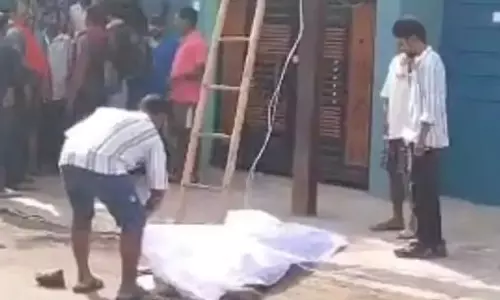 बिजली तार बदलने के दौरान लाइनमैन की मौत, जोरदार लगा करंट बिजली तार बदलने के दौरान लाइनमैन की मौत, जोरदार लगा करंट
