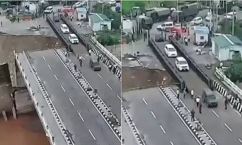 जम्मू-कश्मीर बाढ़: सेना ने 12 घंटे में बनाया पुल जम्मू-कश्मीर बाढ़: सेना ने 12 घंटे में बनाया पुल
