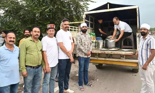 Himachal: राजमार्ग नायक, समिति ने फंसे हुए ड्राइवरों को गर्म भोजन उपलब्ध कराया