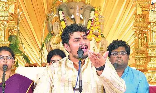 Hyderabad: जे.एस. श्रीराम द्वारा भावपूर्ण नाम संकीर्तन प्रस्तुति ने गणेश उत्सव को जगमगा दिया Hyderabad: जे.एस. श्रीराम द्वारा भावपूर्ण नाम संकीर्तन प्रस्तुति ने गणेश उत्सव को जगमगा दिया