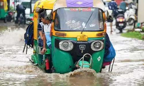 गुजरात में मूसलाधार बारिश की चेतावनी, IMD ने जारी किया ऑरेंज अलर्ट गुजरात में मूसलाधार बारिश की चेतावनी, IMD ने जारी किया ऑरेंज अलर्ट