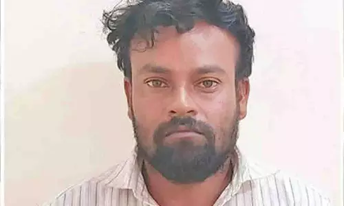 Yadgir: छात्रावास में नाबालिग गर्भवती, शौचालय में हुआ प्रसव Yadgir: छात्रावास में नाबालिग गर्भवती, शौचालय में हुआ प्रसव