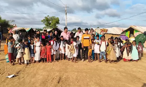 Karnataka : बेघर बच्चों को स्कूल लाने वाले शिक्षक