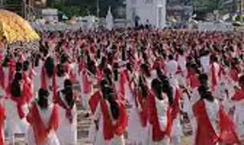 Kerala : 2,000 छात्रों ने गाए ओणम गीत, चलाक्कुडी के स्कूल ने रचा इतिहास Kerala : 2,000 छात्रों ने गाए ओणम गीत, चलाक्कुडी के स्कूल ने रचा इतिहास