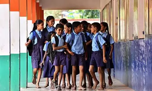 Karnataka : शैक्षणिक वर्ष 2024-25 में स्कूल नामांकन में मामूली गिरावट दर्ज की गई