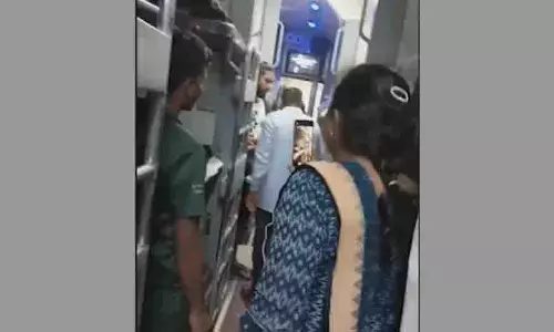 Puri-Durg एक्सप्रेस में खराब एसी सुविधाएं, यात्रियों ने किया हंगामा Puri-Durg एक्सप्रेस में खराब एसी सुविधाएं, यात्रियों ने किया हंगामा