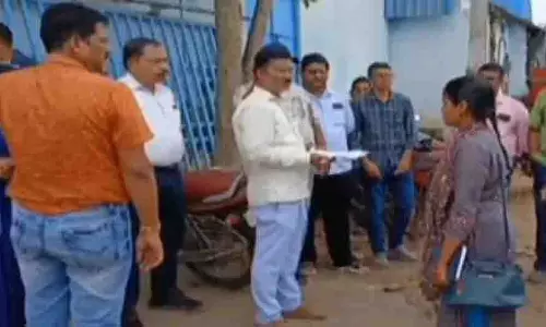 Ganjam: चावल मिल पर जालसाजी के आरोप, प्रशासन ने शुरू की कार्रवाई Ganjam: चावल मिल पर जालसाजी के आरोप, प्रशासन ने शुरू की कार्रवाई