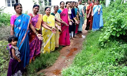 Karnataka : सड़कों और सीवेज सुविधाओं के बिना संघर्ष कर रहे हैं दुर्गम्बिका निवासी Karnataka : सड़कों और सीवेज सुविधाओं के बिना संघर्ष कर रहे हैं दुर्गम्बिका निवासी