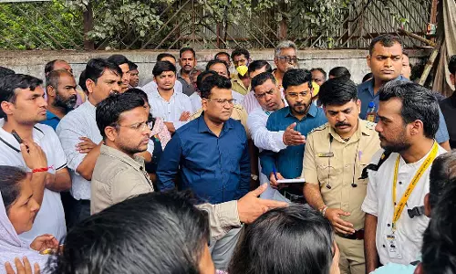 PMC आयुक्त नवल किशोर राम ने “स्वच्छ पुणे, सुंदर पुणे” अभियान के तहत भवानी पेठ का निरीक्षण किया PMC आयुक्त नवल किशोर राम ने “स्वच्छ पुणे, सुंदर पुणे” अभियान के तहत भवानी पेठ का निरीक्षण किया