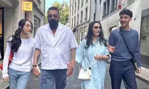 Sanjay Dutt परिवार संग जिनेवा में छुट्टियों का आनंद लेते नजर आए Sanjay Dutt परिवार संग जिनेवा में छुट्टियों का आनंद लेते नजर आए