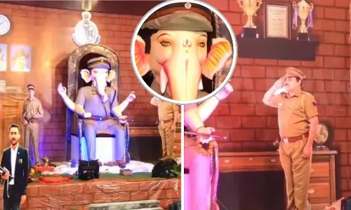 जबलपुर में अनोखे DGP Bappa की मूर्ति का स्वागत; तस्वीरें और रील्स के लिए भक्तों की कतार लगी जबलपुर में अनोखे DGP Bappa की मूर्ति का स्वागत; तस्वीरें और रील्स के लिए भक्तों की कतार लगी