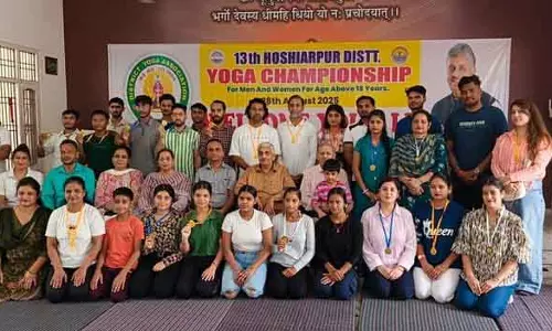 Hoshiarpur में जिला योग प्रतियोगिता आयोजित, विजेताओं को सम्मानित किया गया
