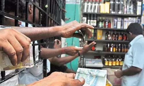 TASMAC स्टोर्स पर खाली शराब की बोतलें वापस लेने की योजना कल से लागू होगी TASMAC स्टोर्स पर खाली शराब की बोतलें वापस लेने की योजना कल से लागू होगी