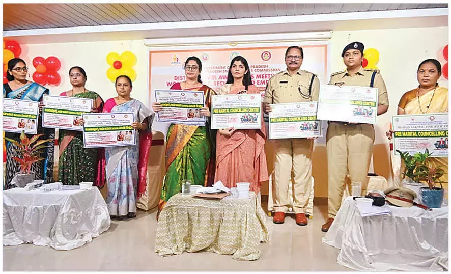 Andhra: महिला पैनल ने स्कूलों में सुरक्षा कक्षाओं की मांग की Andhra: महिला पैनल ने स्कूलों में सुरक्षा कक्षाओं की मांग की