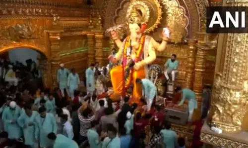 RBI गवर्नर संजय मल्होत्रा ​​ने मुंबई में लालबागचा राजा के दर्शन कर पूजा-अर्चना की
