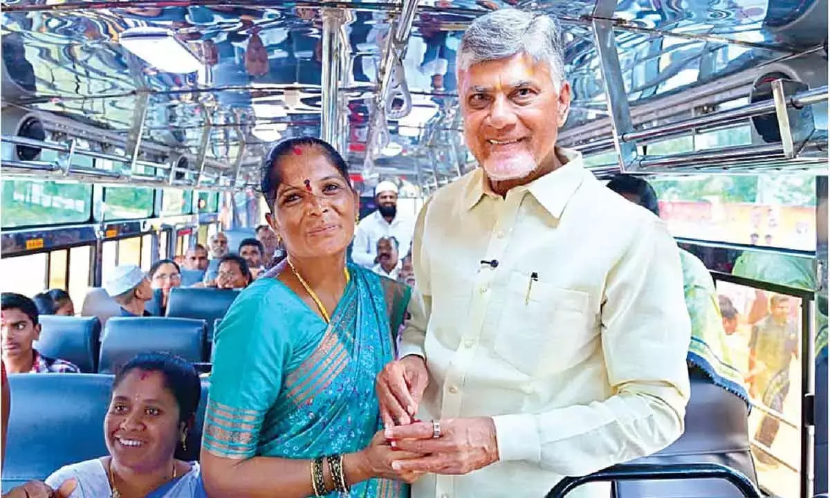 CM ने बस में यात्रा की, महिलाओं और किसानों से बातचीत की
