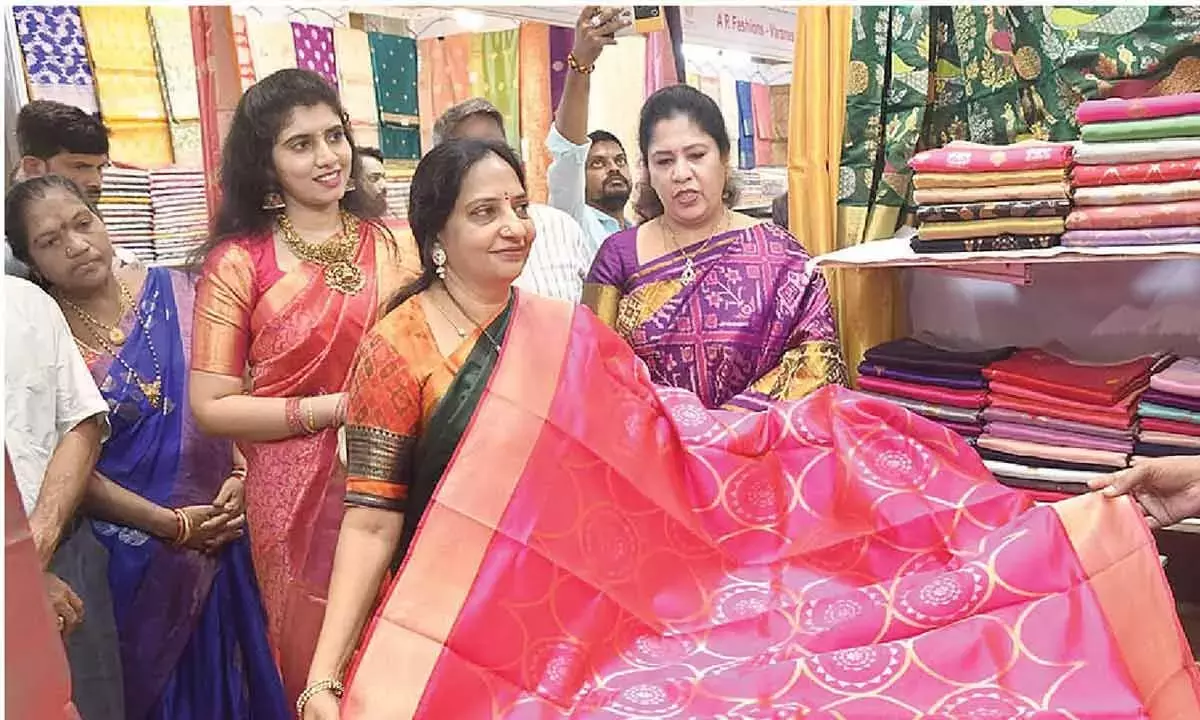 Andhra: भारतीय रेशम गैलरी प्रदर्शनी में बुनाई विरासत का प्रदर्शन Andhra: भारतीय रेशम गैलरी प्रदर्शनी में बुनाई विरासत का प्रदर्शन