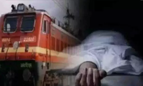 Gorakhpur: फूल तोड़ने निकली महिला ट्रेन की चपेट में आई, मौके पर मौत