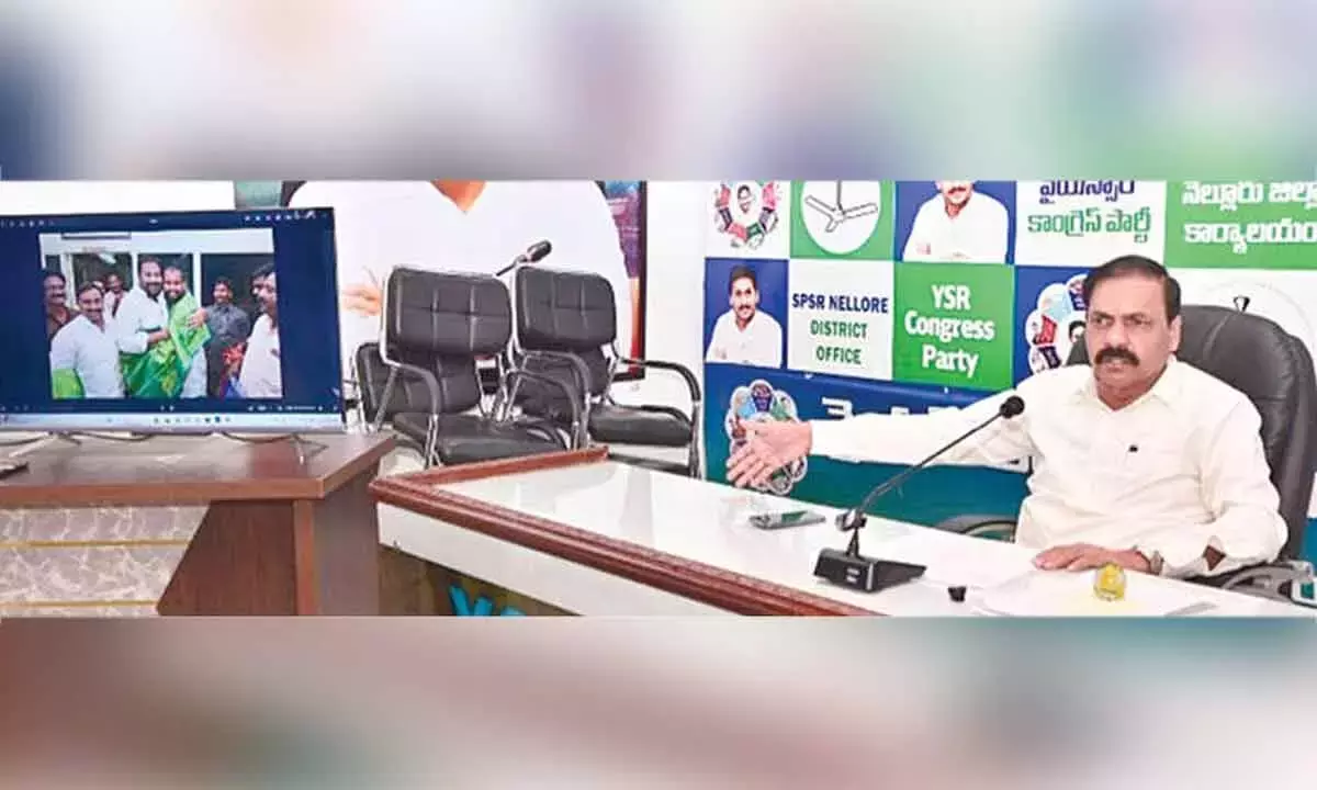 Andhra: काकानी ने पैरोल मुद्दे पर CBI जांच की मांग की Andhra: काकानी ने पैरोल मुद्दे पर CBI जांच की मांग की