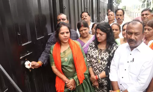 रायपुर मेयर ने 3 दुकानों को सीलबंद करवाया रायपुर मेयर ने 3 दुकानों को सीलबंद करवाया