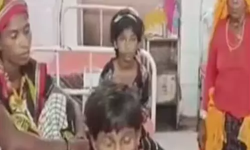 TV के पास घर अंदर गिरी आकाशीय बिजली, 9 लोग आए चपेट में TV के पास घर अंदर गिरी आकाशीय बिजली, 9 लोग आए चपेट में