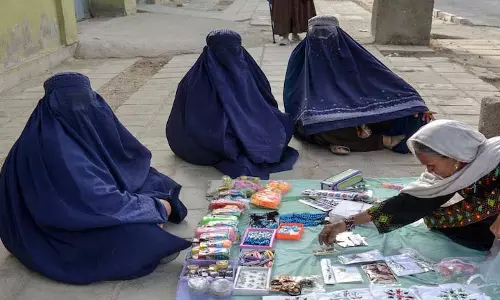 Taliban कैसे भूमिगत सैलून बंद करके अफ़ग़ान महिलाओं को चुप करा रहा Taliban कैसे भूमिगत सैलून बंद करके अफ़ग़ान महिलाओं को चुप करा रहा