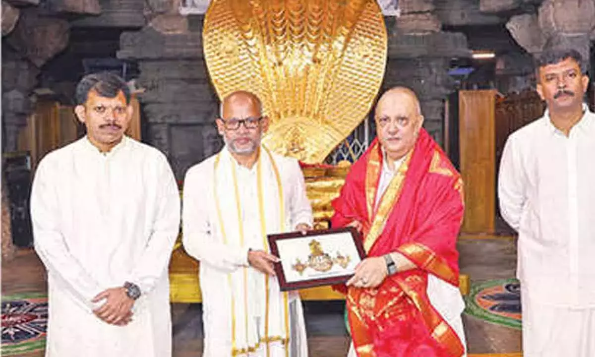 Andhra: आंध्र प्रदेश के डीजीपी ने तिरुमाला भगवान की पूजा की
