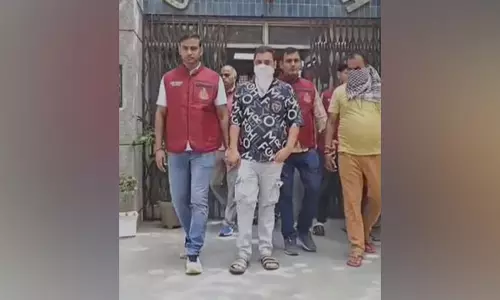 Delhi पुलिस ने मच्छर भगाने वाली नकली दवा बनाने वाली फैक्ट्री का किया भंडाफोड़