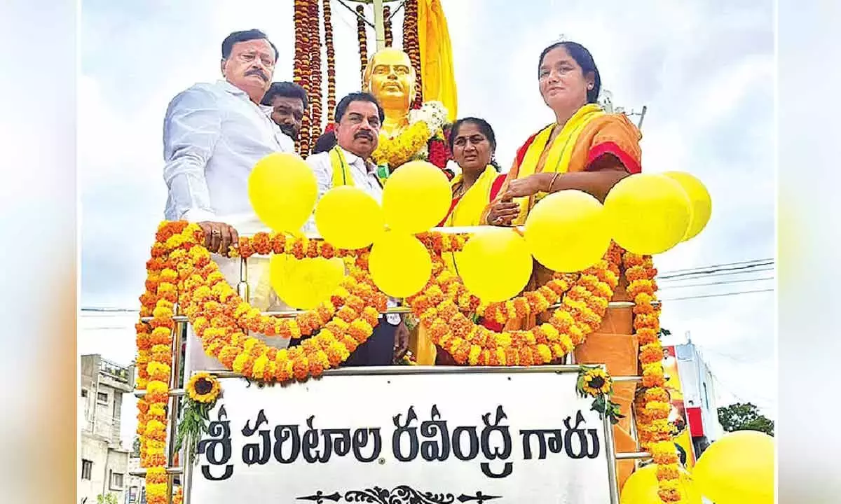 Andhra: पेनुगोंडा में परिताला रवि की कांस्य प्रतिमा का भव्य अनावरण