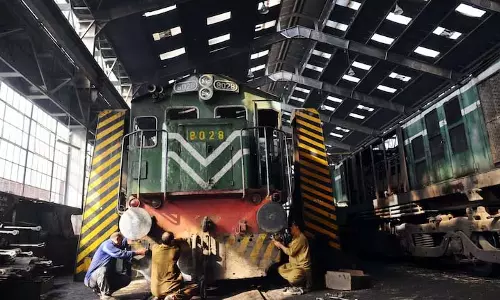 China पीछे हटा, पाकिस्तान का 7 अरब डॉलर का रेल सपना पटरी से उतरा China पीछे हटा, पाकिस्तान का 7 अरब डॉलर का रेल सपना पटरी से उतरा
