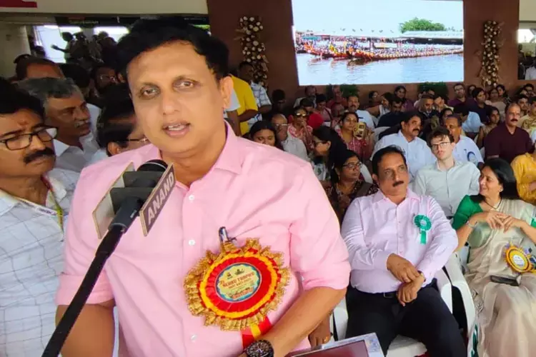 Kerala : पर्यटन मंत्री द्वारा उद्घाटन के बाद केरल की प्रतिष्ठित नेहरू ट्रॉफी बोट रेस शुरू Kerala : पर्यटन मंत्री द्वारा उद्घाटन के बाद केरल की प्रतिष्ठित नेहरू ट्रॉफी बोट रेस शुरू