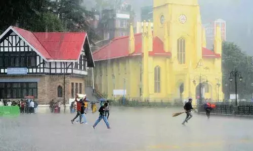 Himachal में रेड अलर्ट, भारी बारिश जारी रहने की संभावना, 3 राष्ट्रीय राजमार्गों समेत 821 सड़कें अवरुद्ध