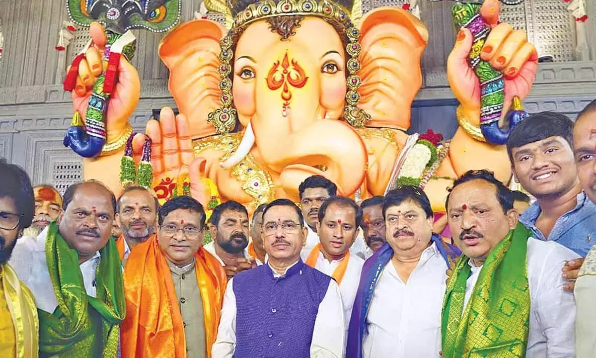 Telangana: केंद्रीय मंत्री ने बालापुर गणेश मंडप में पूजा की