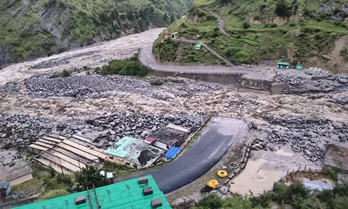 Uttarakhand: भूस्खलन के बाद बद्रीनाथ राष्ट्रीय राजमार्ग अवरुद्ध Uttarakhand: भूस्खलन के बाद बद्रीनाथ राष्ट्रीय राजमार्ग अवरुद्ध