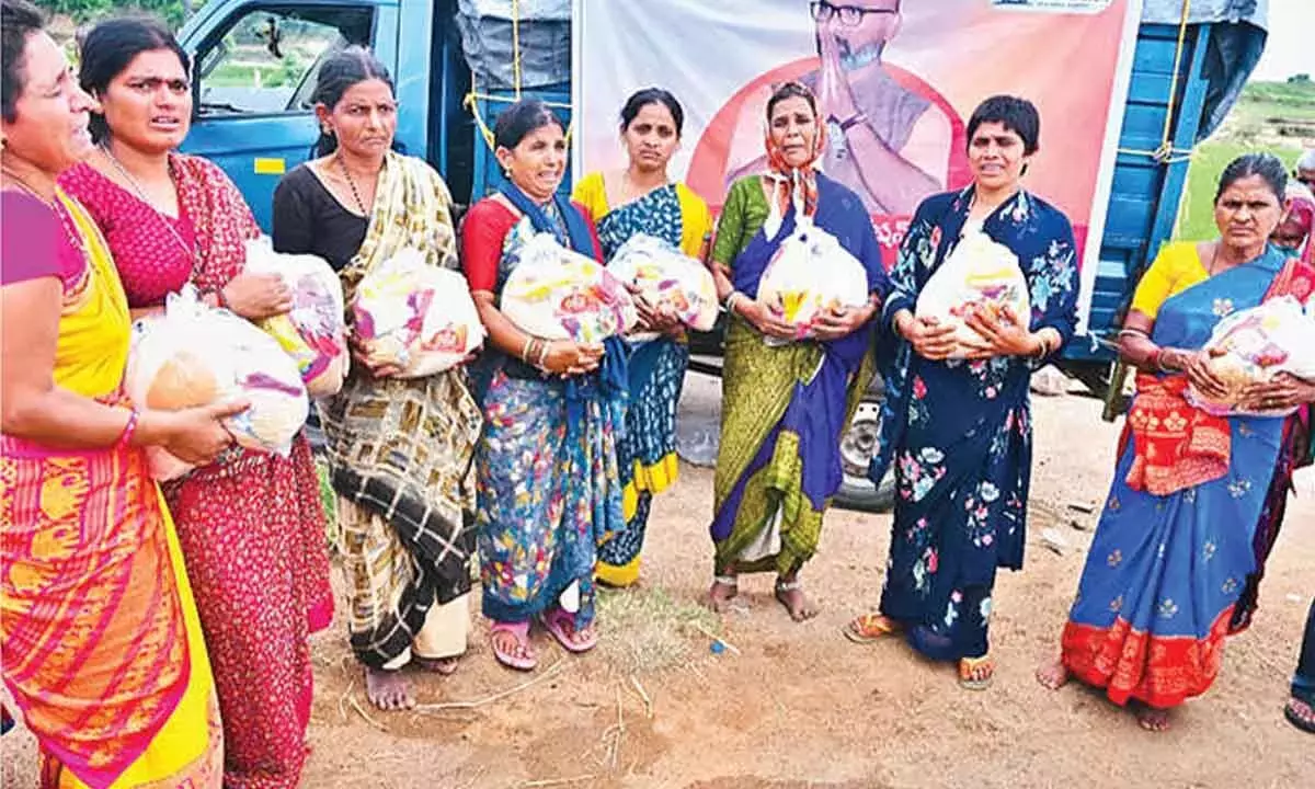 Telangana: बाढ़ पीड़ितों को आवश्यक किट वितरित की गईं