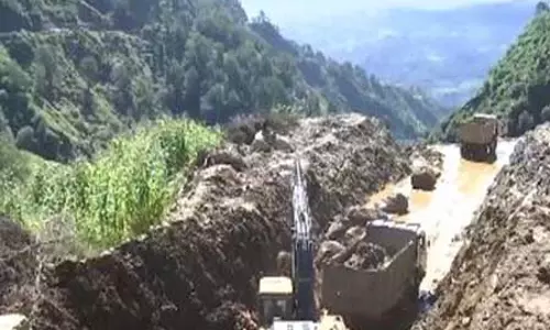 जम्मू-कश्मीर: भारी बारिश के कारण Kupwara गांव में सड़कें अवरुद्ध जम्मू-कश्मीर: भारी बारिश के कारण Kupwara गांव में सड़कें अवरुद्ध